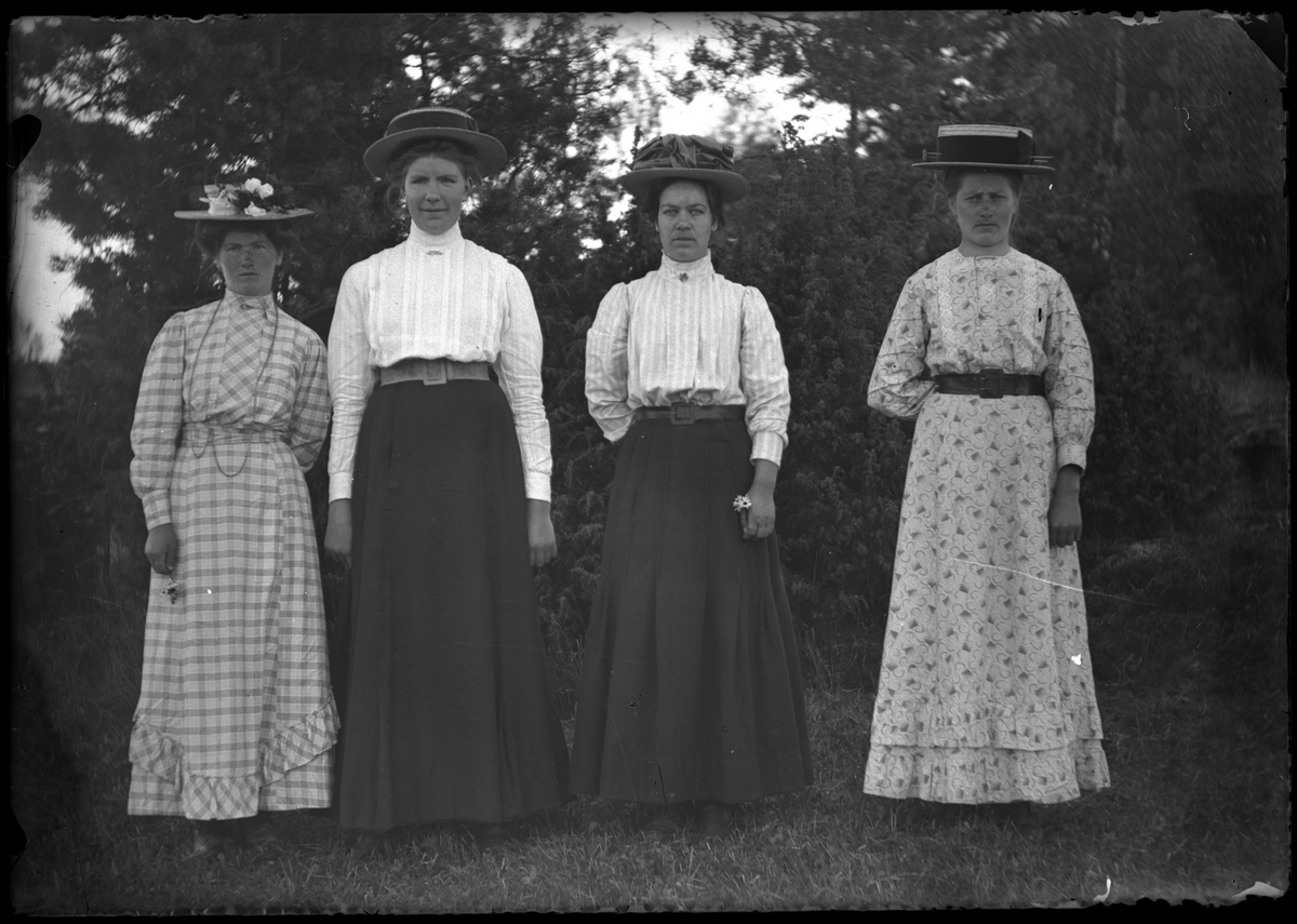 Fyra kvinnor i stora hattar
