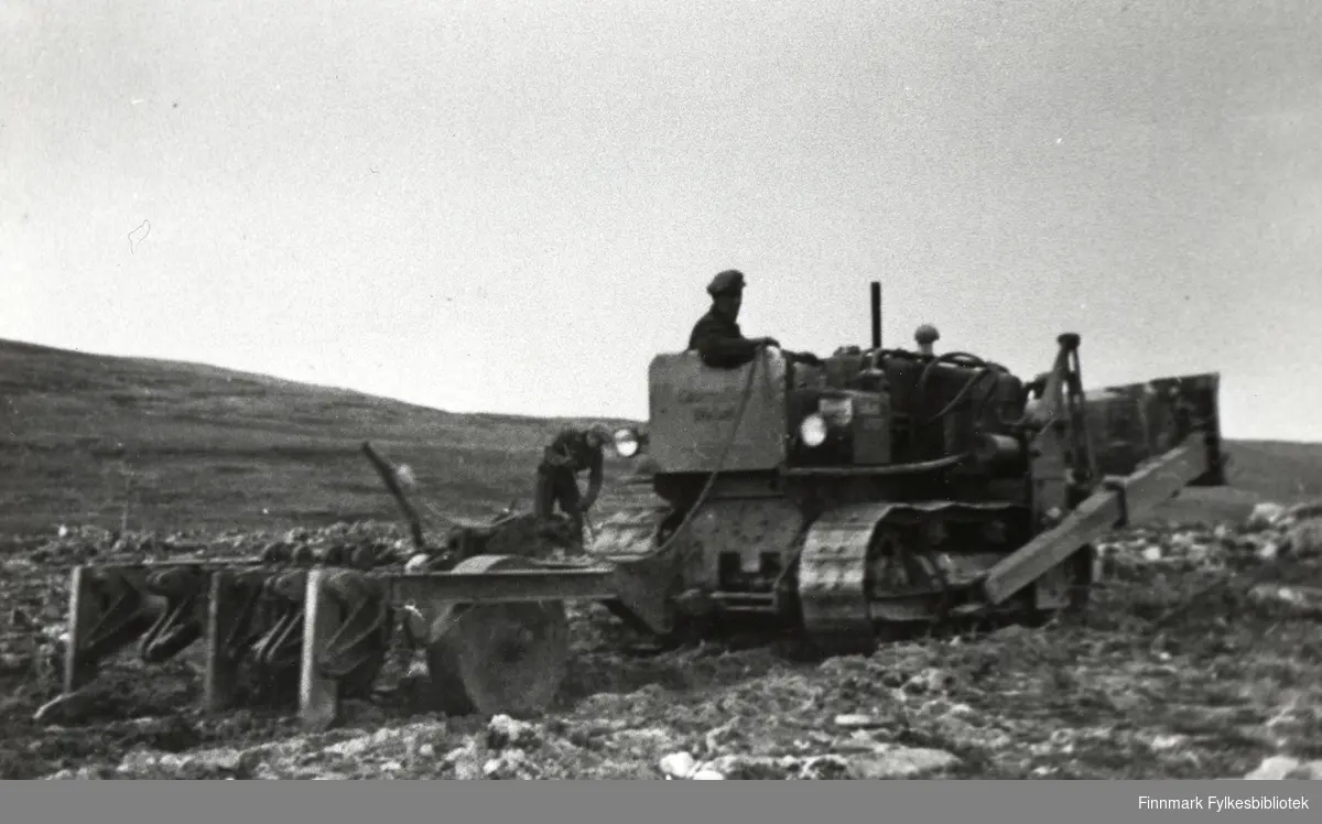 D-6 cat. Bulldozer (bulldoser) med oppriver, den løsnet store steiner som lå nede i bakken og rullet disse bort. Oppriveren i arbeid i Børselv, 1939.