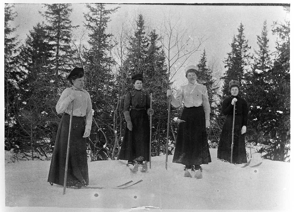 Fire damer ute på ski ca. 1906-07. Bildet er fra Berg på Bøverbru, Vestre Toten, og personene fra venstre: Petrine, Hilda, Helga, og Karine, alle med etternavn Berg.
