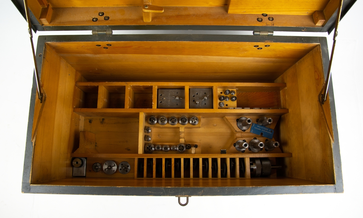 Panelreparationsutrustning för Fpl 22, typ STM-V-0144. Trälåda innehållande utrustning för utbyte och reparation av träpaneler på Fpl 22. Lådan är målad i en mörkgrå färg och har beslag av metall. Ena bärhandtaget saknas. Innanmätet består av tre uttagbara lådor med fack för verktyg och monteringsmateriel så som tvingar, dorn, filar, mejslar, fräsverktyg med mera. Utöver det finns också en mängd olika nitar och beslag. Allt är märkt med artikelnummer, antingen direkt på föremålen eller på respektive fack.

I locket finns hållare för instruktionsbok med innehållsförteckning. Instruktionsboken saknas.

Utrustningen är ej komplett flera verktyg saknas.