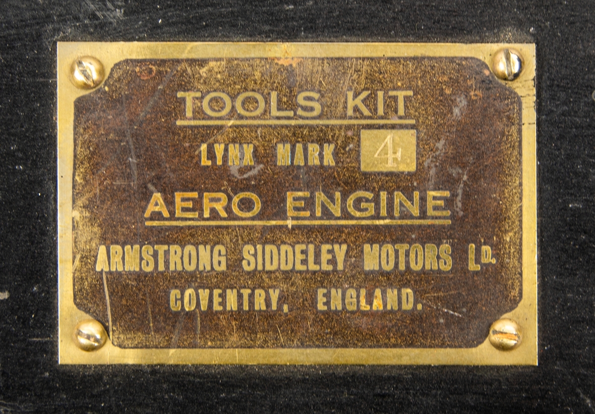 Verktygssats till stjärnmotor Lynx. Tillverkad av Aero Engine Armstrong Siddeley Motors LD Coventry England. Verktygssatsen är inte komplett, verktyg saknas i facken.