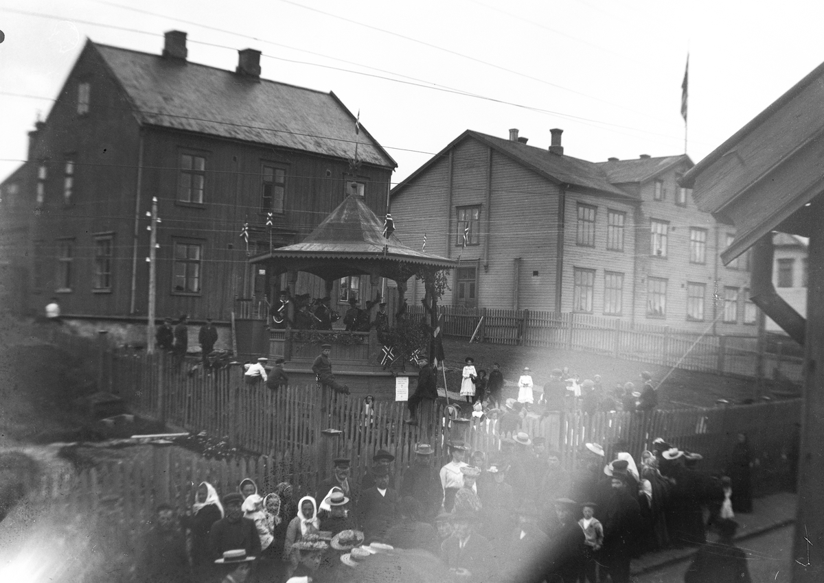 Folkemengde samlet foran en paviljong.