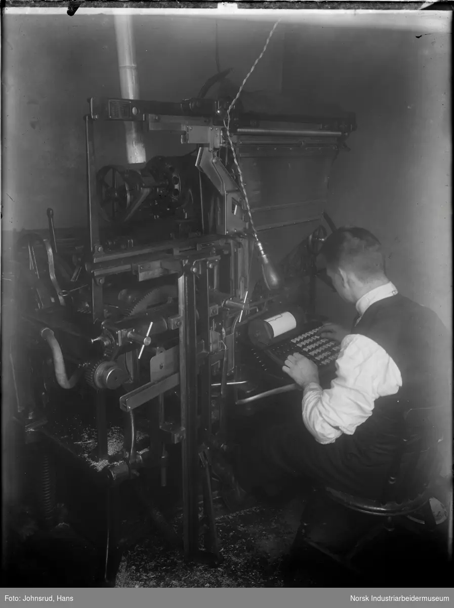 Mann som jobber med en Linotype settemaskin. Fra Telemarksposten sine lokaler.