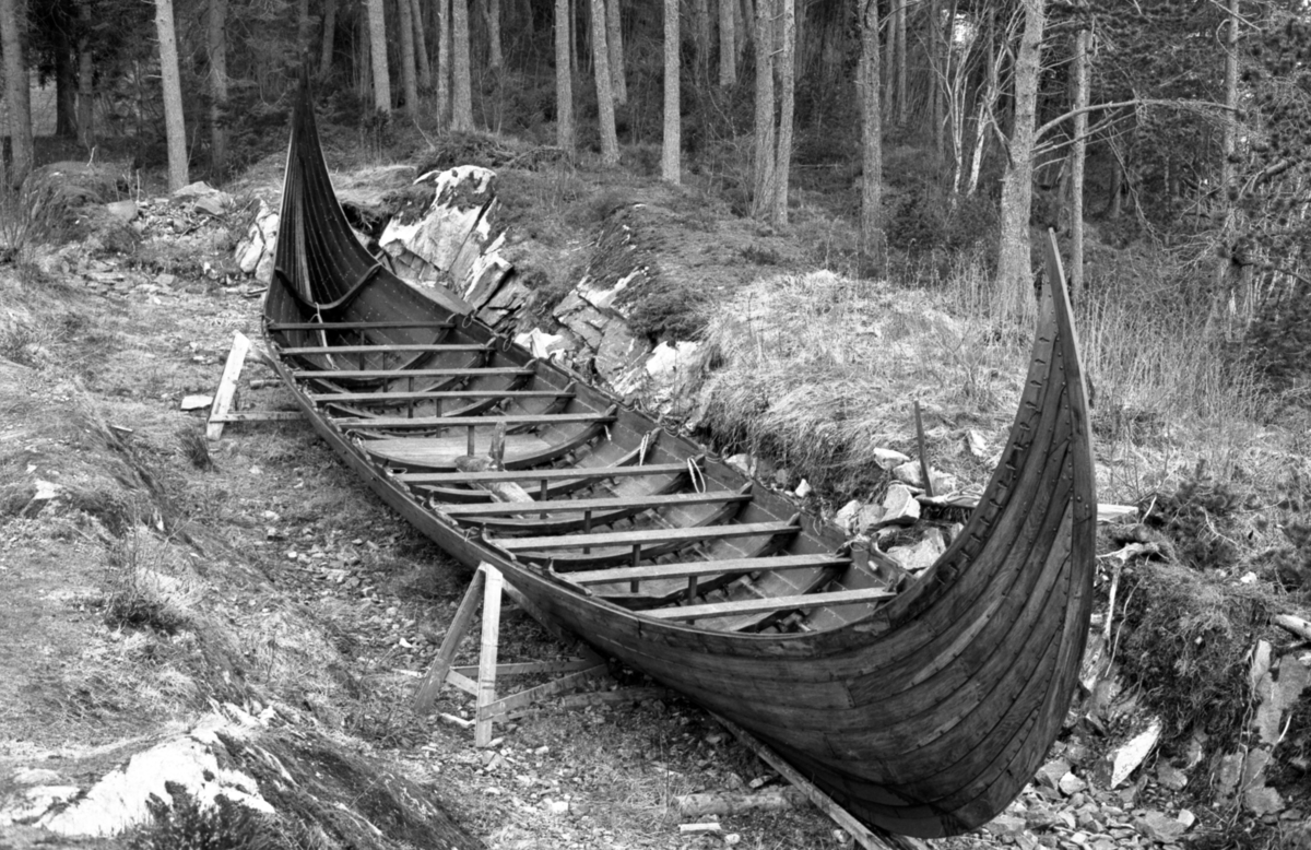 Bildeserie av "Kvalsundskipet" som står klar for sjøsetting ved Sunnmøre Museum.