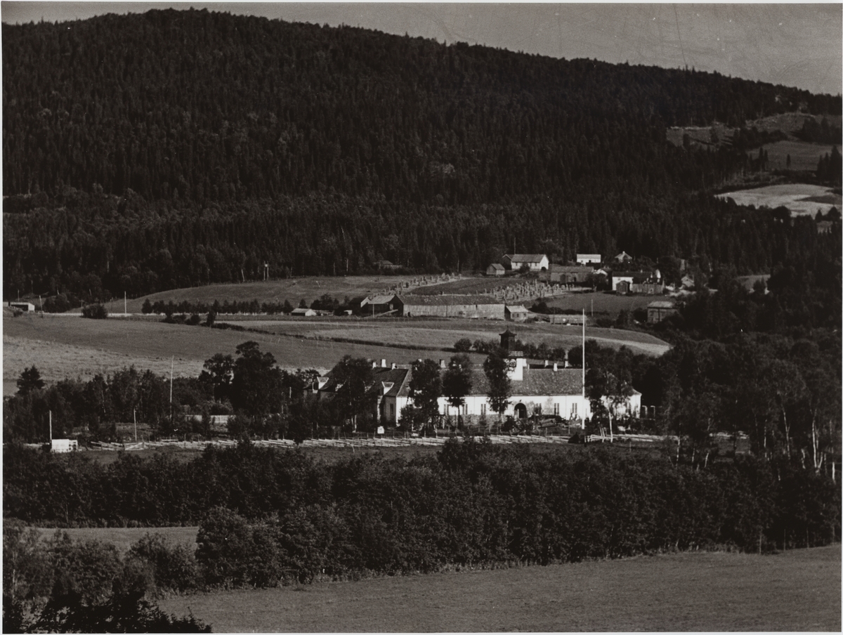 Falstad fangeleir sett fra Falstad nedre, sommeren 1942. I bakgrunnen ligger Sør-By og Bakken.