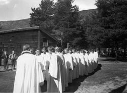 Konfirmantane 1959 ved Nordberg kyrkje.  
Sokneprest Hol (f.