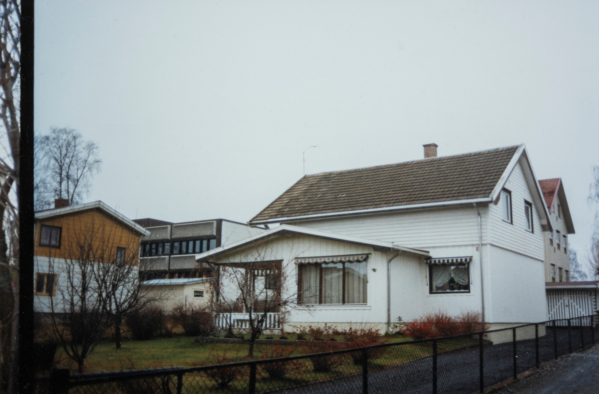 Fredvang alle 24. Tilhørte Jørstad familien. Huset ble revet i forbindelse med utvidelsen av Briskeby stadion. Huset til venstre er Fredvang alle 22. Kommunehuset Fredvang sees i bakgrunn.