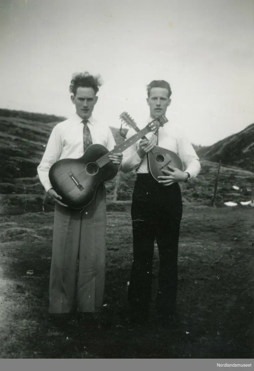 To brødre fra Kvandalsmoa i Skotsfjord.
Fra venstre Helge (f. 1931)og Odd Nikolai (f.1925) Moen