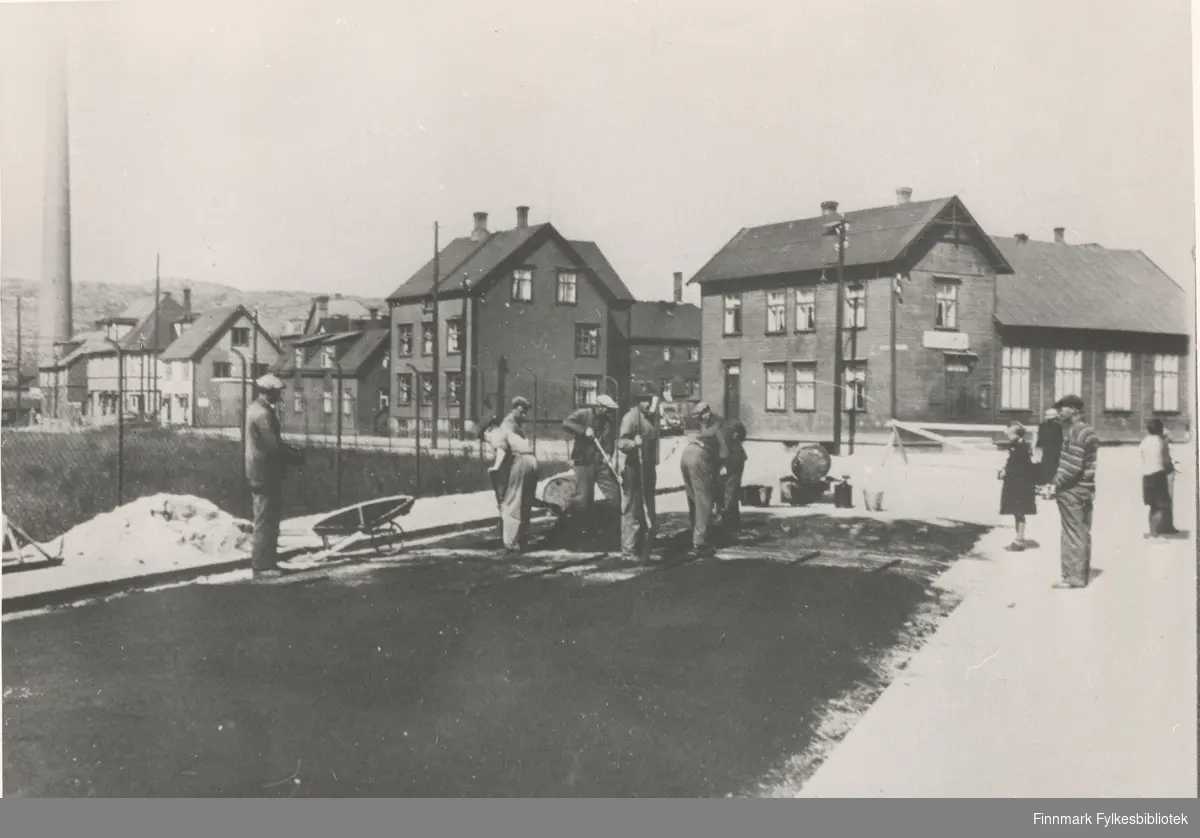 Pasvikveien i Kirkenes, 1935. Den første asfalteringen av Pasvikveien.