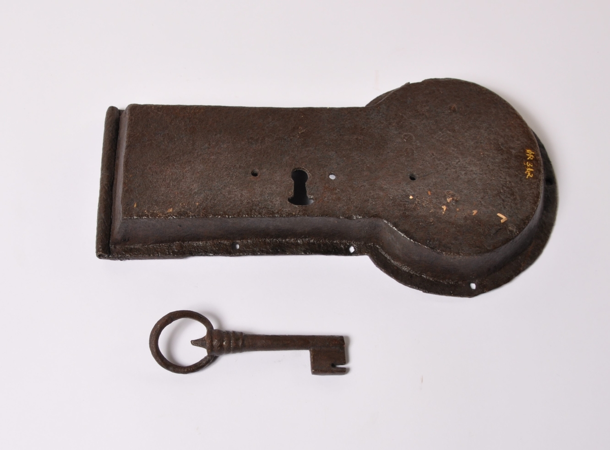 Stor håndsmidd lås med nøkkel i metall, kjøpt på den berømmelige auksjonen på Ellefsrød omkring 1881.