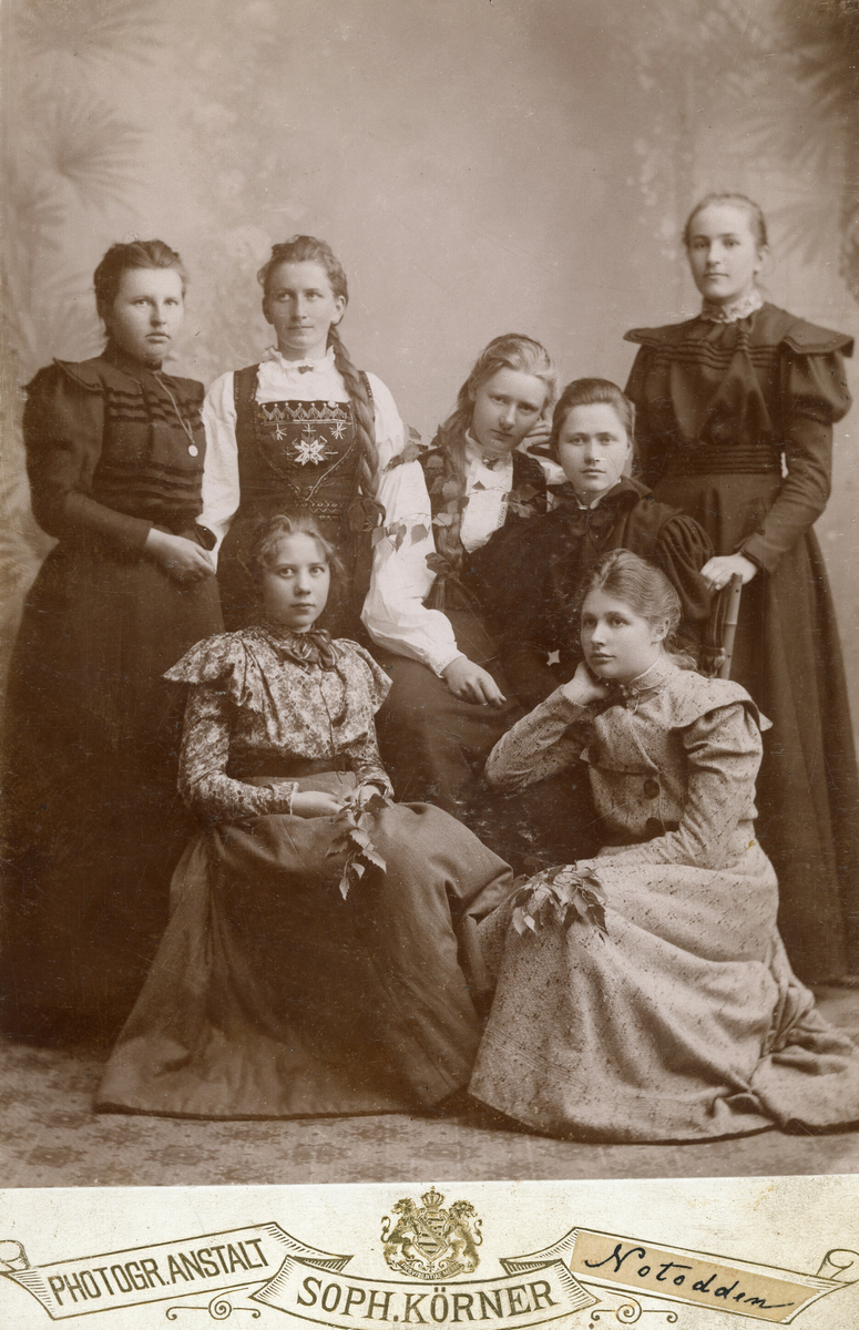 Sju unge kvinner i fotoatelier.  Sjå bilde to for identifikasjon.