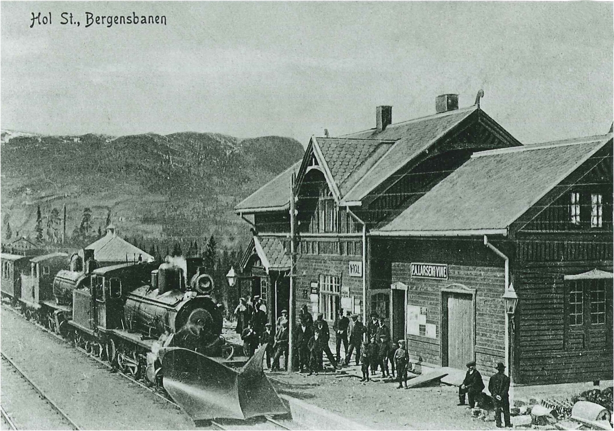 Persontog retning Oslo trukket av to damplokomotiver type 21a på Hol stasjon. Mange reisende på plattformen