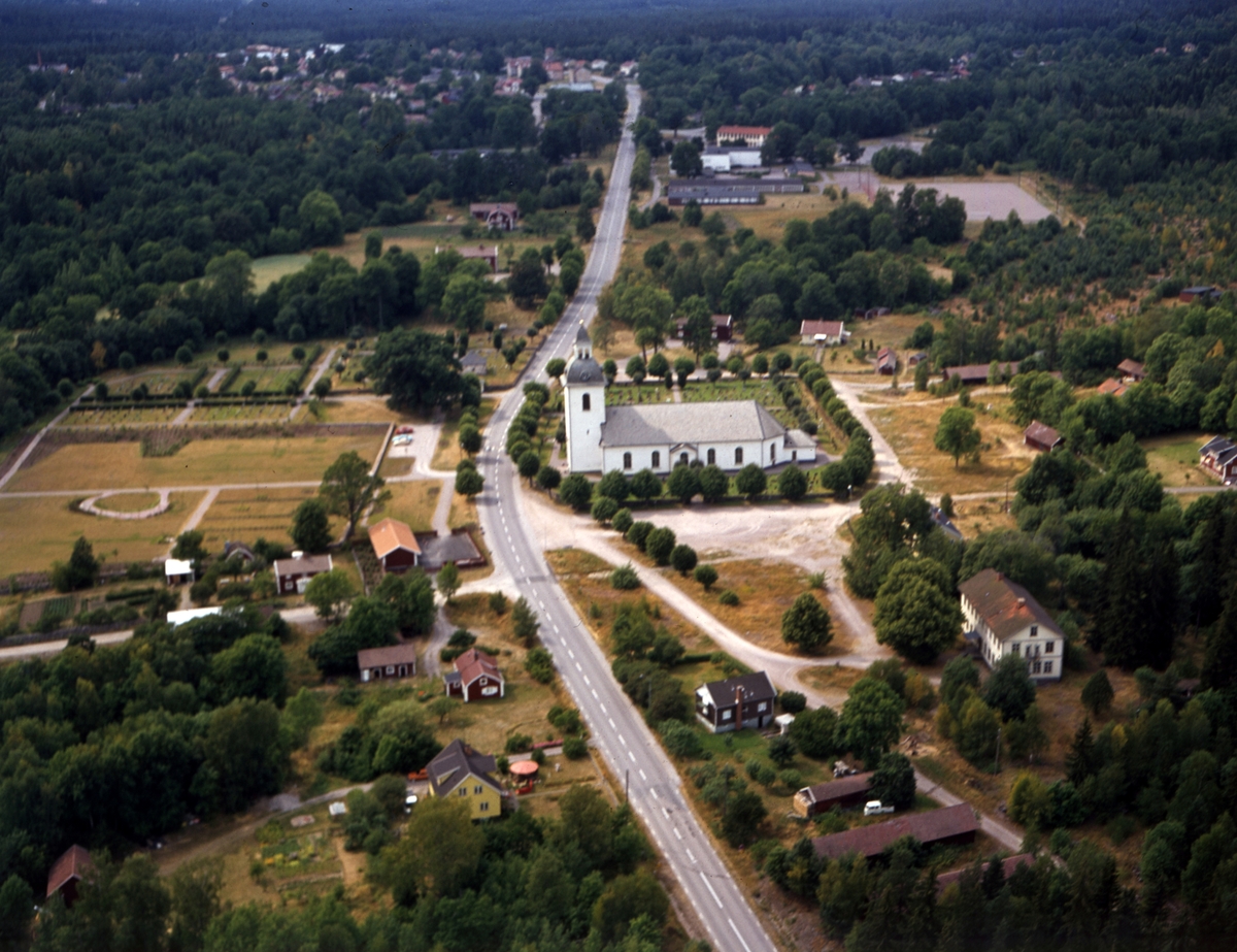 Flygfoto över Älghults kyrka och Högsbyvägen.