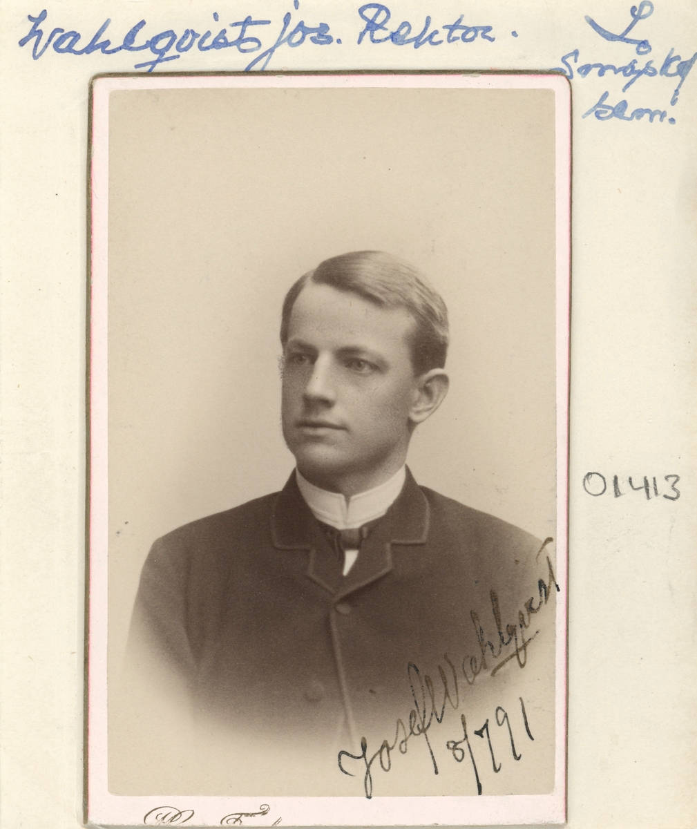 Porträtt av folkskolelärare Josef Wahlqvist. Sedermera rektor vid Östergötlands läns landstings småskoleseminarium från 1897 till sin död 1919. Här porträtterad nyss fyllda 30 år.
