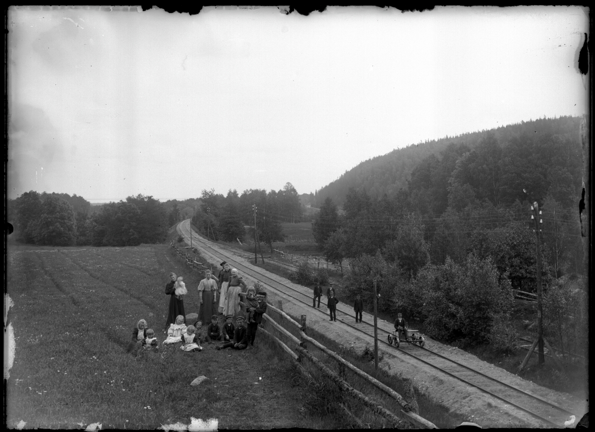 Samling vid järnvägsspåret vid Lilleskog