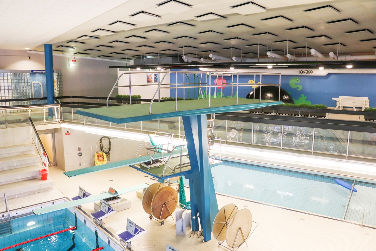 Hopptorn.
Bilder från Linköpings simhall vintern 2021. Vid sidan av simhallen byggs en ny simhall. Vintern 2021 drivs simhallen av Medley.