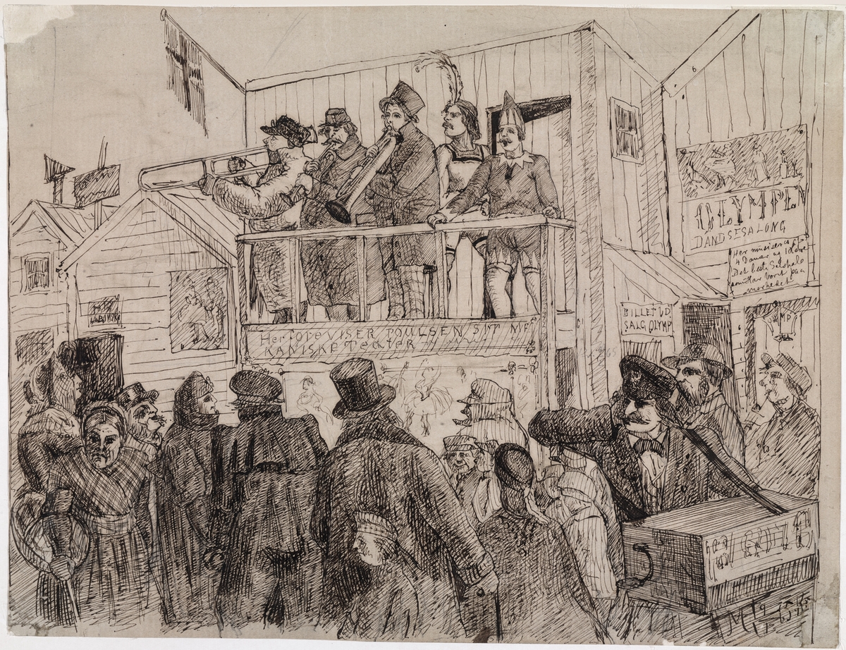 På en balkong står tre menn og spiller trompet med to utkledde menn ved siden av. I forgrunnen mange mennesker og en lirekassemann til høyre.