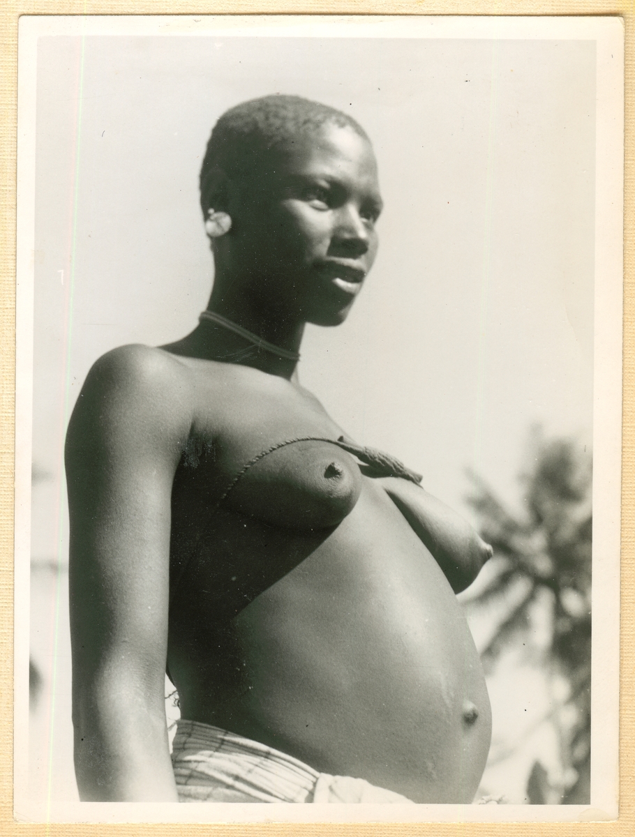 Bilden föreställer en porträtt av en kvinna med bar överkropp på Kap Verden.