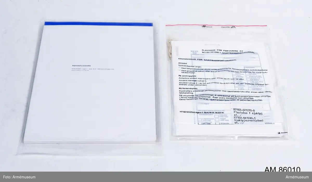 Sjukvårdslåda för Hemvärnet. På väskans ovansida står skrivet med vit text: 
"M8289-471010-6 SJVMTRL HEMVÄRN /S". Lådan är nästintill komplett och har följande oanvänt innehåll (se bifogad satslista för detaljer):
1 st innehållsförteckning (satslista)
1 st aluminiumask innehållande 2 st tvålar
1 st rulle innehållande 50 st avfallspåsar i plast á 30 liter
1 st Rödskorsflagga 100x75 cm
1 st peang Kocher 14 cm
1 st stickbäcken plast
1 st rondskål plast 25 cm
1 st förpackning plastbägare 20 cl för engångsbruk
1 st plastpåse fö förvaring av sjuktransportjournal
10 st sjuktransportjournaler (i påse)
1 st patientliggare
2 st handdukar
1 st nagelborste
5 st kirurgisk mikroporös tejp
10 st första förband
10 st binda elastisk 5 m x 8 cm
10 st binda elastisk 5 m x 12 cm
100 st tungspatlar (i ask)
2 st brännskadeförband 60x80 cm
1 st vattentätt tyg
2 st febertermometrar
10 st nummerlappar utr död
30 st snabbförband 80x20-25
1 st snabbförband elastisk 5 m x 6-8 cm
1 st rulle hushållspapper
1 st kittel aluminium med lock
1 st förbandssax trubbig
6 st självhäftande förband
