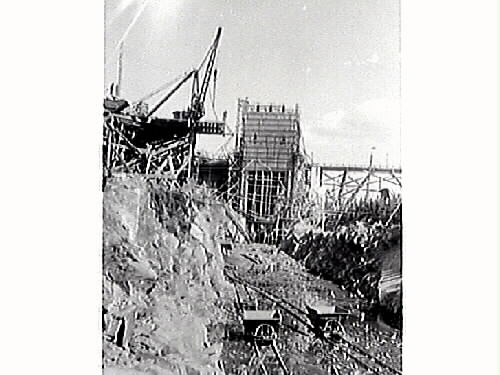 Skogsforsens kraftverk anlades uppströms Yngeredsfors i Ätran mellan 1937-1939. Det togs i bruk strax efter nyår 1939.

(Karl Fredrik Olsson var redaktör, ca 1935-1965, på Hallandsposten så bilderna har troligen varit publicerade i tidningen.)