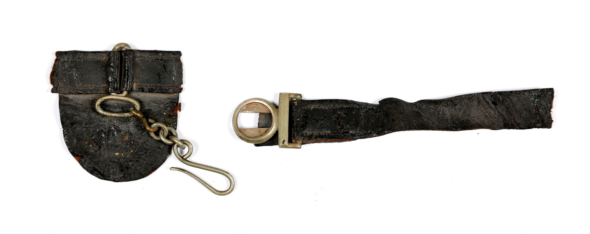To deler av et bandolær. Beltespenne med del av lærbeltet og oppheng for sabel med metalllenke og krok.