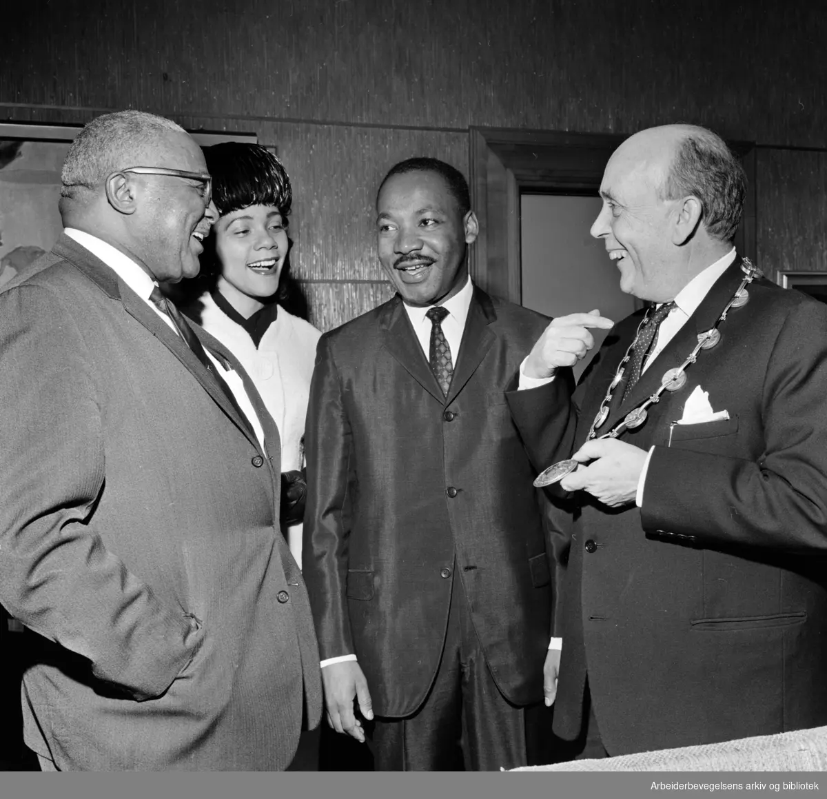 Martin Luther King besøker Rådhuset i Oslo. Fra venstre: Martin Luther King senior, Coretta Scott King, Martin Luther King og ordfører Brynjulf Bull. Desember 1964