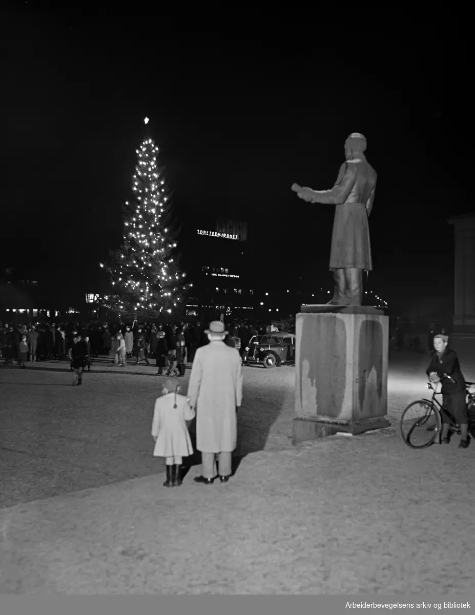 Tenning av julegrana på Universitetsplassen. 7. Desember 1952.