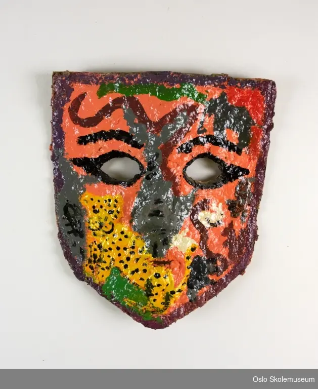 Maske laget av en oppklippet pappeske. Masken er flerfarget med en påmalt tiger.