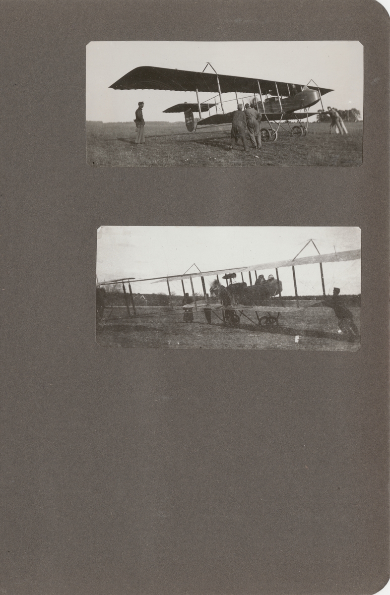Flygplan SW 10 Farman med motor igång står på flygfältet på Malmen, cirka 1914-1915. Flygförare i flygplanet och personal ur Flygkompaniet i arbete bredvid. Vy bakifrån flygplanet.