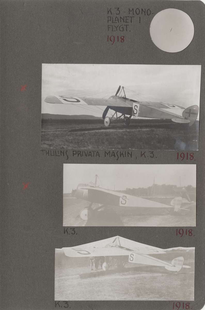 Flygplan Thulin K tillhörande Enoch Thulin står på flygfältet i Ljungbyhed, 1918. Vy från sidan.

Text i album: "K. 3. 1918"