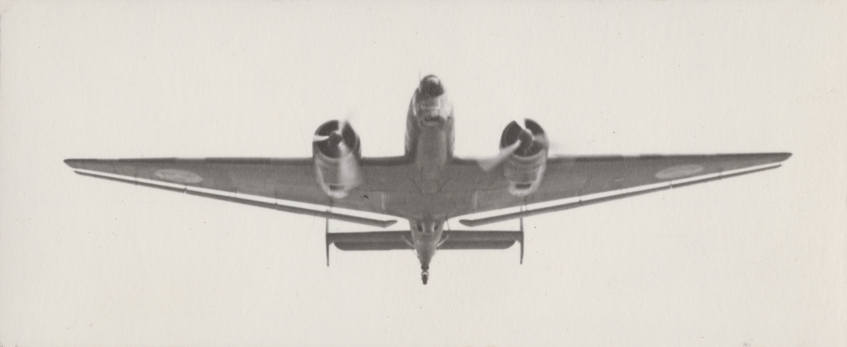 Flygplan B 3, Junkers Ju 86K i luften. Flygbild, vy nedifrån.

Text vid foto: "B 3 - framifrån."