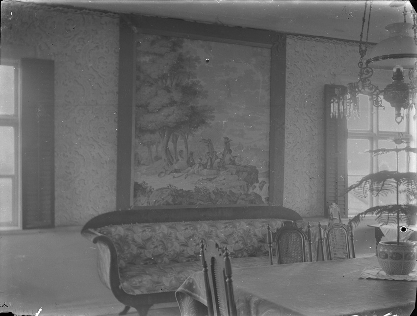 Interiör av sal, målad tapet med soffa nedanför. Västerås.
