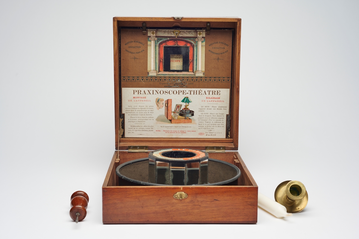 Praxinoxcope-Théatre produsert av Emile Reynaud i Paris, ca. 1880. Praxinoscope er et betraktningsapparat designet av Reynaud, og er en videreutvikling av Phenakisticópe og Zoetropen.