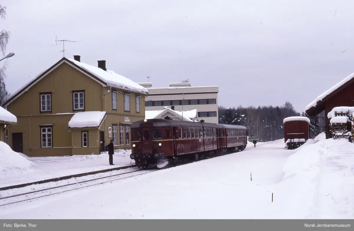 Hjellum Stasjon Med Persontog 384 Til Hamar Ved Plattformen Motorvogn Bm 86 59 Går Fremst I 