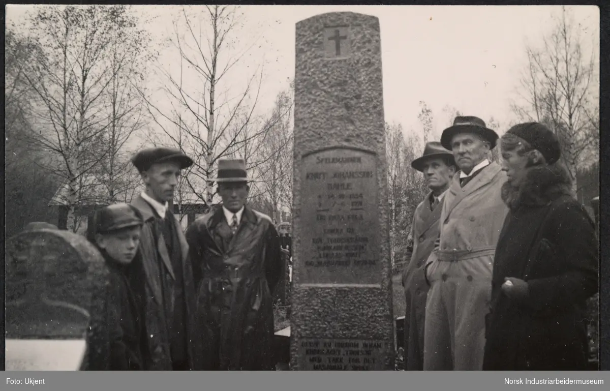Avduking av minnestøtte over Knut Johannesson Dahle på Dal kirkegård. 