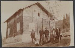 Familien Dahle samlet på tunet utenfor laftet bolighus på Jo