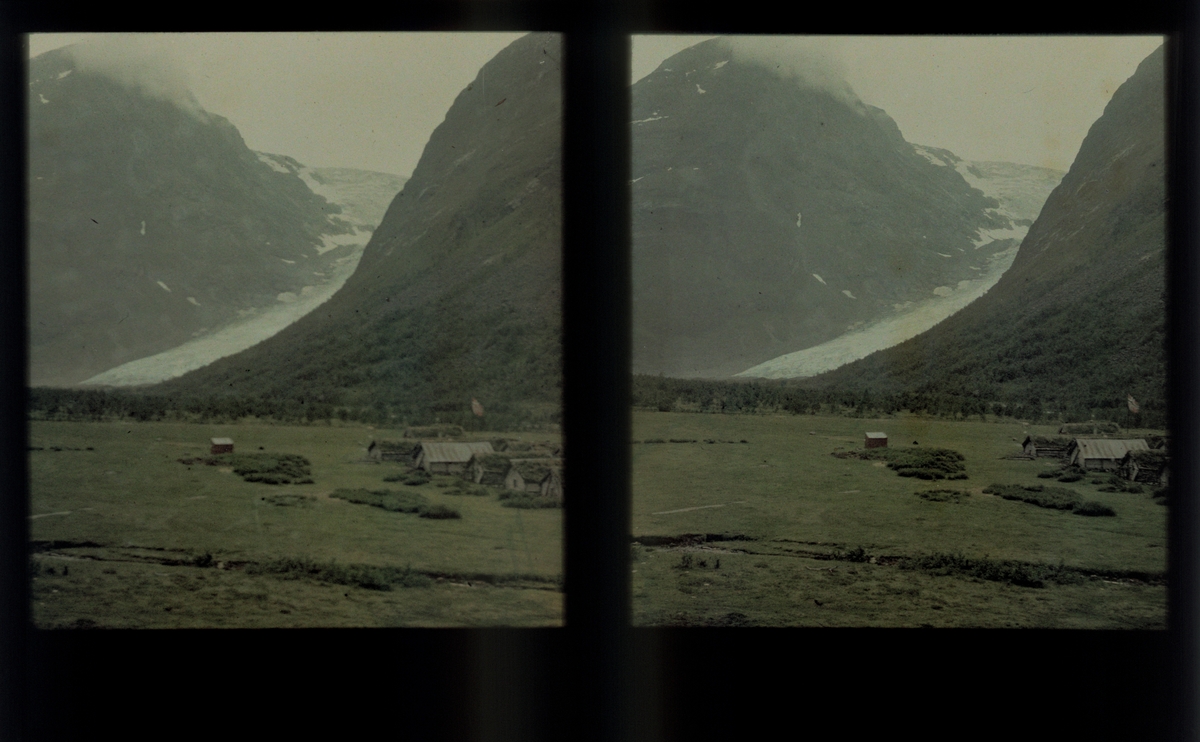 Seter, Bødal, dalføre i Nordfjord. Bødalsbreen i bakgrunnen. Tilhører Arkitekt Hans Grendahls samling av stereobilder.