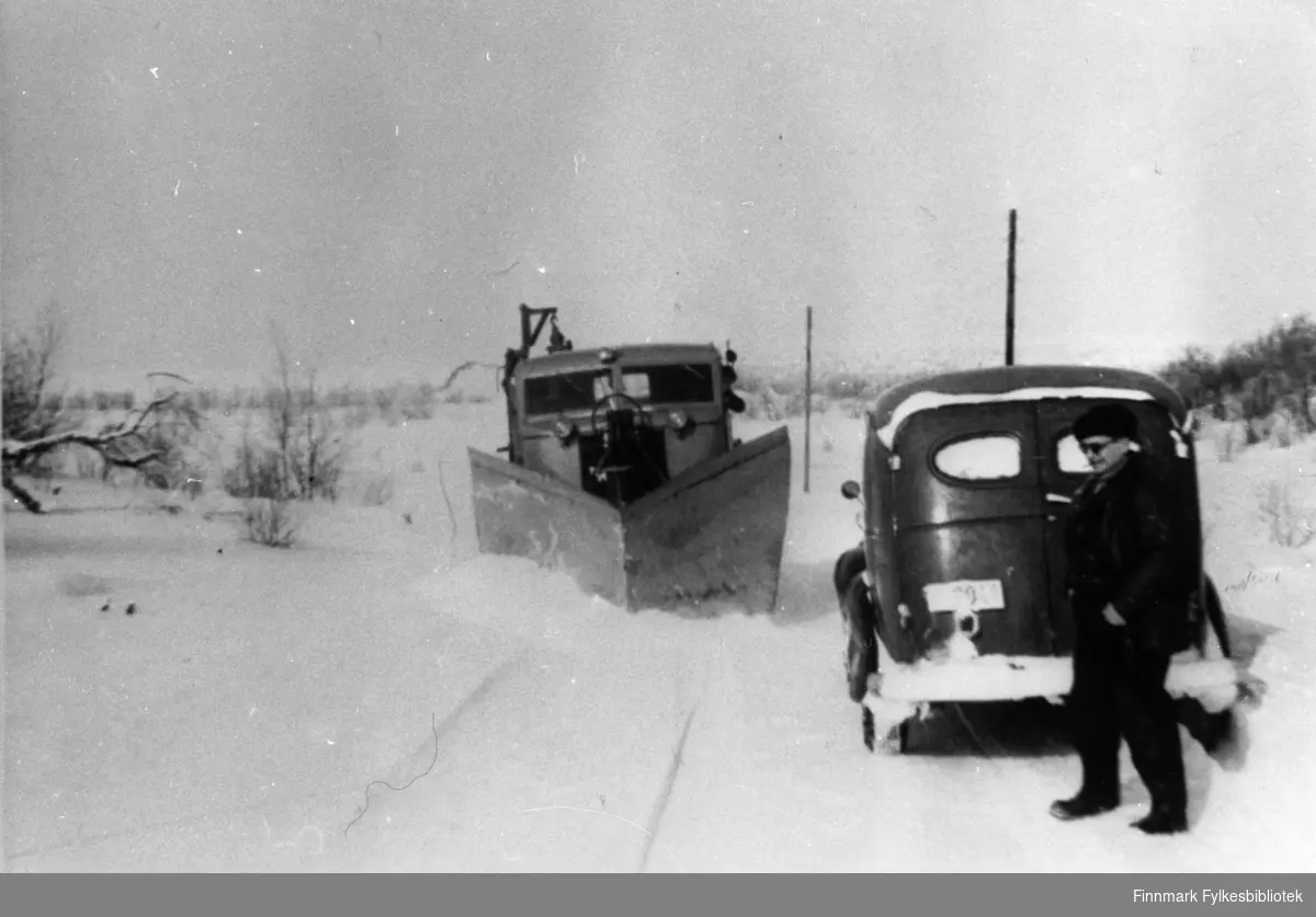 Brøyting av isveien på Tanaelv, 1951. Varebilen ved siden av brøyta er en Chevrolet anno 1946-47.