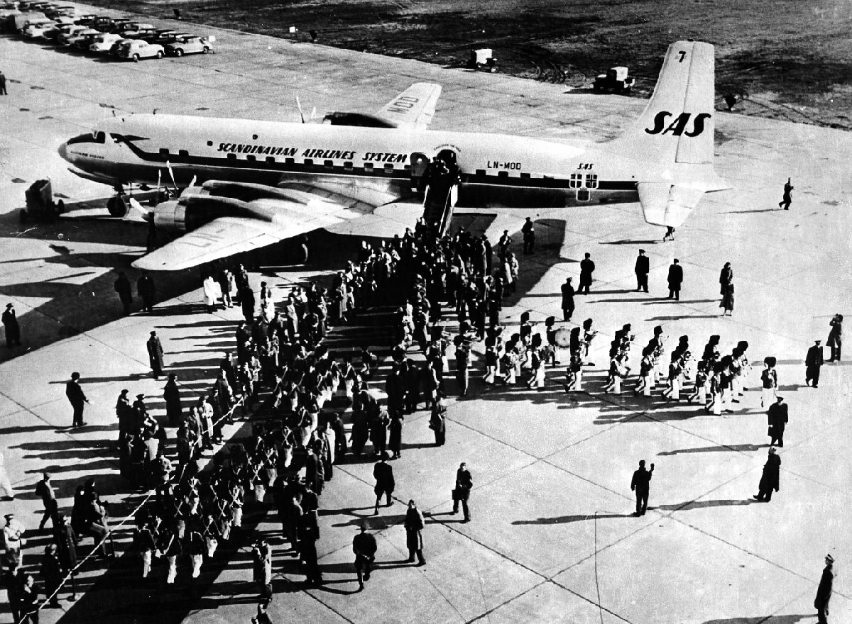 Åpningen av SAS' Nordpolrute den 24. februar 1957. DC-7C, LN-MOD "Guttorm Viking" står klar til avgang på Kastrup flyplass med retning Tokyo.