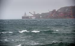 Rufsevær, Narvik havn, 8. mars 2014. Malmskip lastes på LKAB