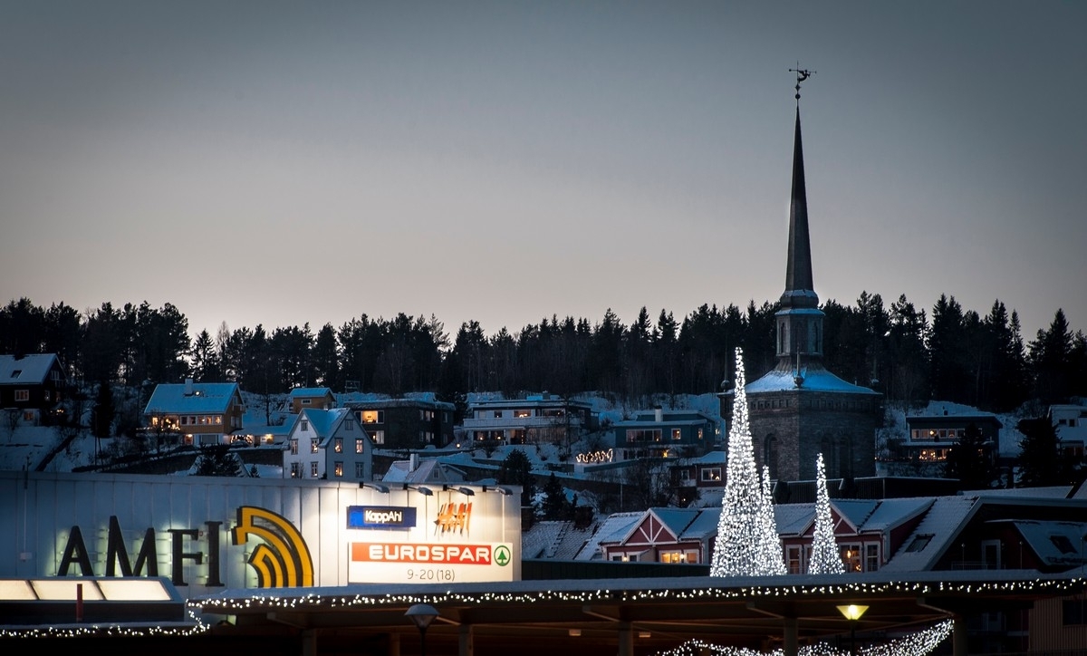 Tårn på kjøpesenter og tårn på Narvik kirke.  Narvik 22. desember 2014.