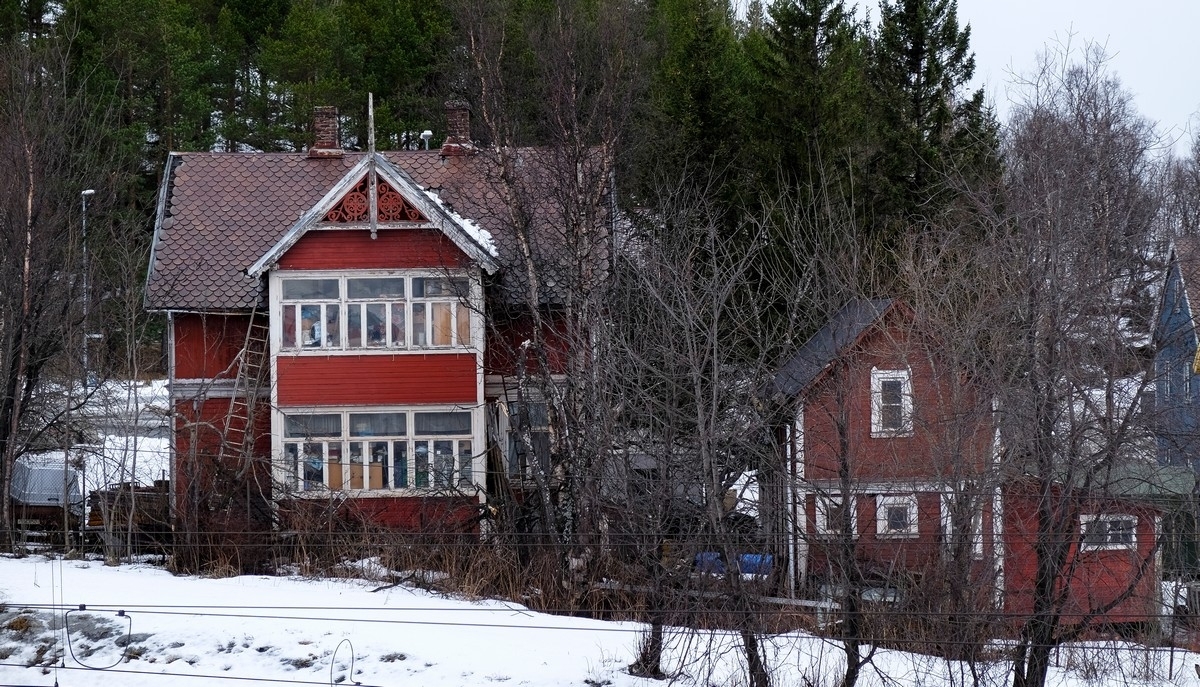 Rombaksveien-E6 4 må være et av de eldre husene i Narvik. Til høyre et klassisk uthus foto 1. mars 2015