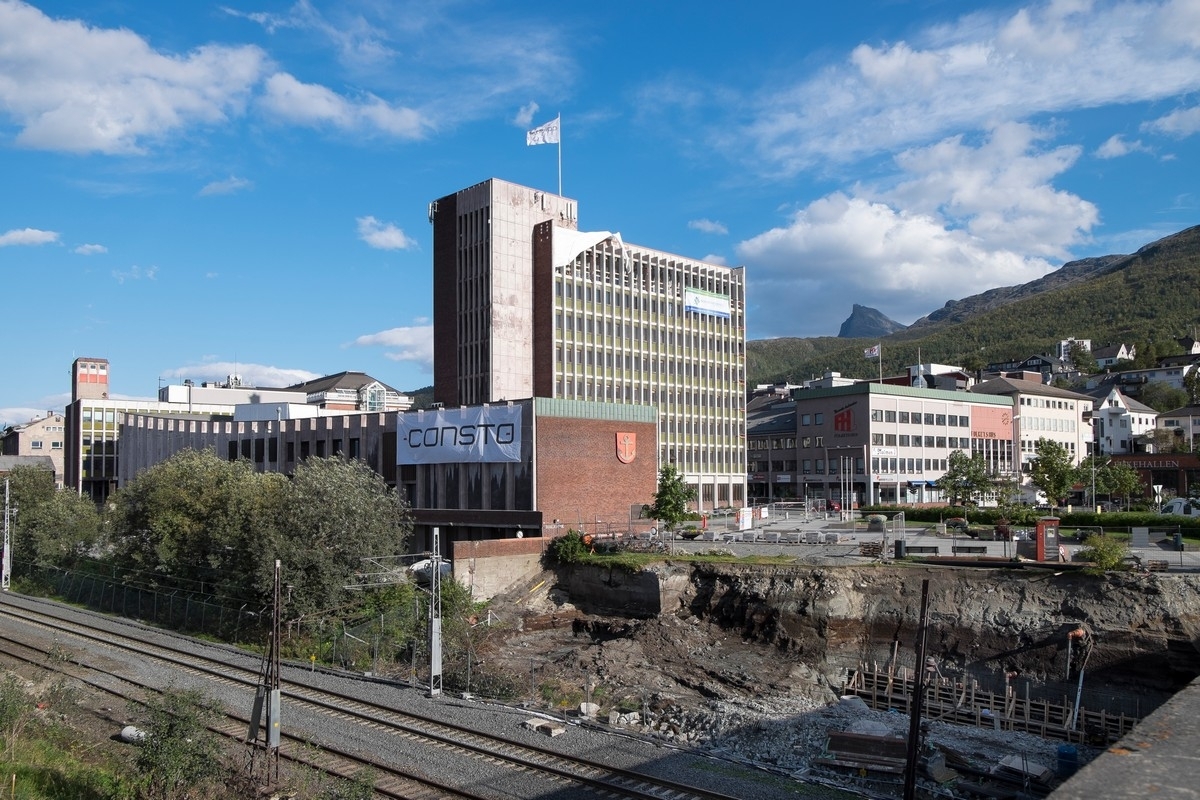 Narvik rådhus under restaurering.. Foto 13. sept 2015. I forgrunn bygging av viadukt og vei.