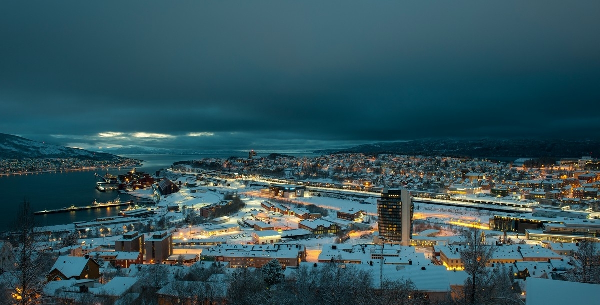 Mørketidsbilder etter snøfall. Oversiktsfoto av Oscarsborg og hele Framnes/Frydenlund i Narvik. 25 des 2016.