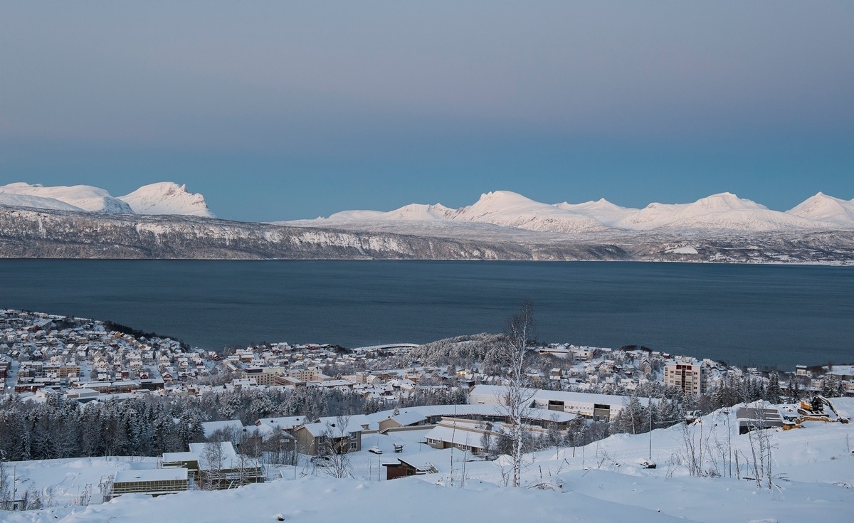 Nytt boligfelt over Fossestua i Narvik er klargjort og såvidt påbegynt. Foto 25. des 2017.