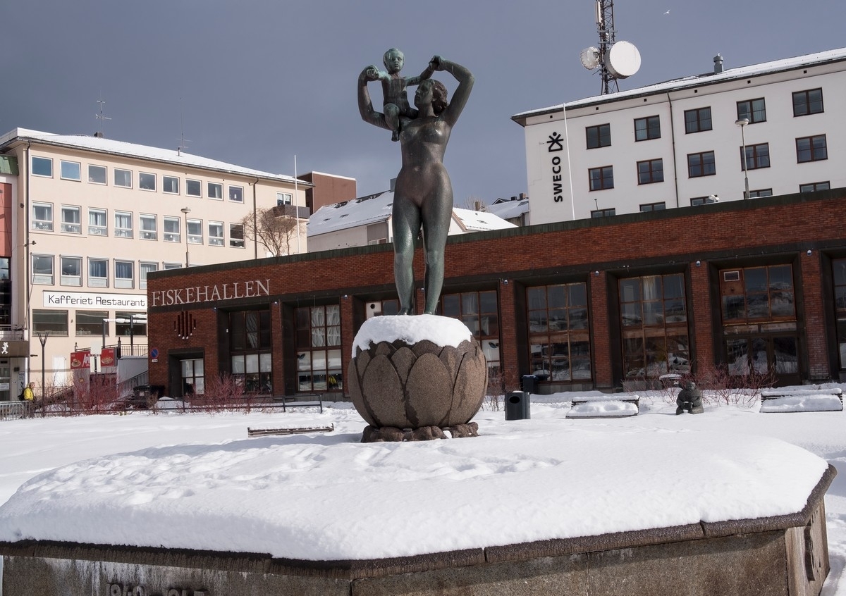 Frihetsstatuen, dama på torget, Narvik torv.  Foto: 28. mars 2018.