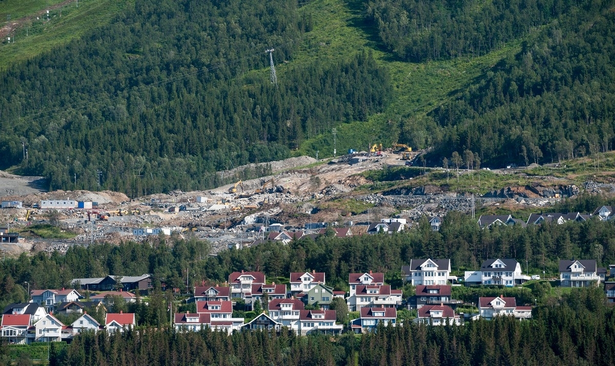 Narvik.Bilde fra en serie bilder tatt ettermiddag 7. aug 2018 fra området ved Solhaugen, dvs tvers over byen. Deler av serien viser det nye boligfeltet under utbygging i Øvre Fjellheim.
