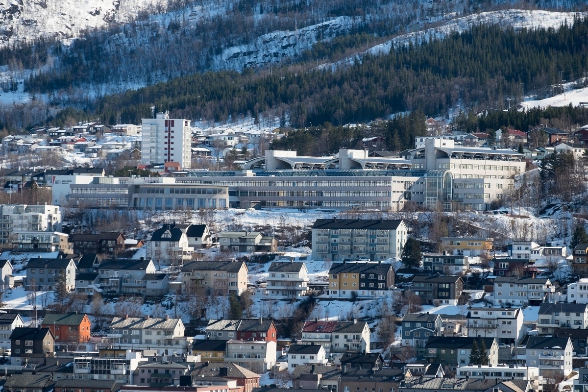 Deler av sentrum og Oscarsborg i Narvik. Universitetet, UiT, sees midt på bak. Foto 10. april 2019.