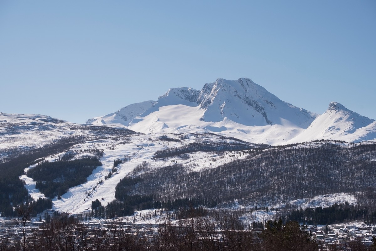 Øvre del av Ankenes i Narvik, med slalomtraseer. 10. april 2019. Bak Den Sovende Dronning og til høyre Lilletind.