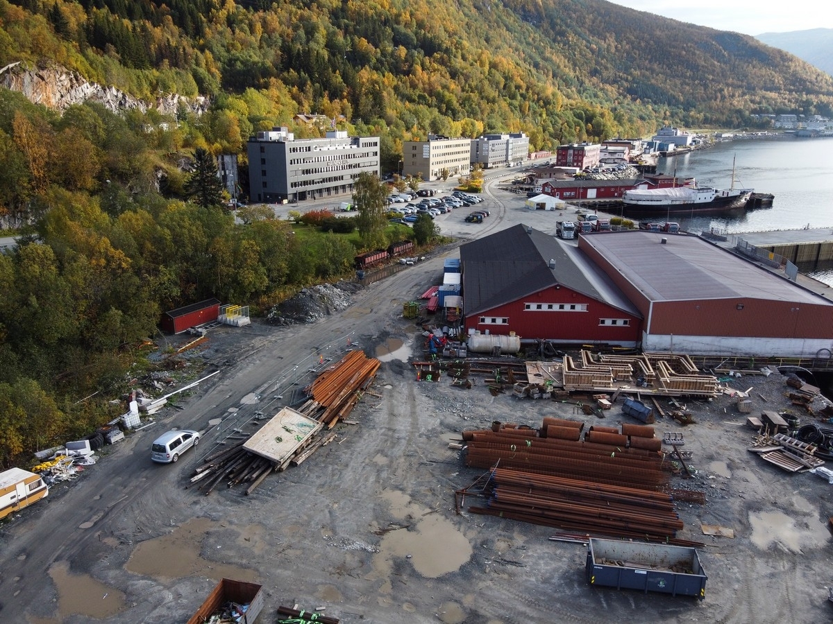 dronefoto av industriområde på havna i Narvik.  28. sept 2020. Havneområde, med Havnens hus til venstre og Skogøy til høyre. I forkant litt "restemateriale" fra cruise-kaia.